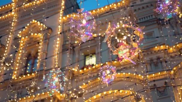 Straat versierd met kerstversiering multi-gekleurde verlichting, slingers — Stockvideo