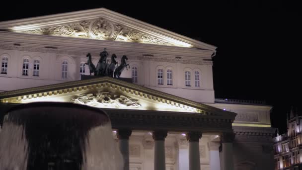 볼쇼이 극장, 모스크바. 치장 벽토 성형 및 동상으로 장식되어 있습니다. 4k — 비디오