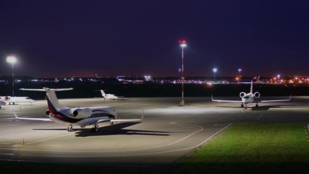 Time Lapse zaparkowane samoloty ciężki ruch samolotów startu i lądowania wkładki 4K — Wideo stockowe