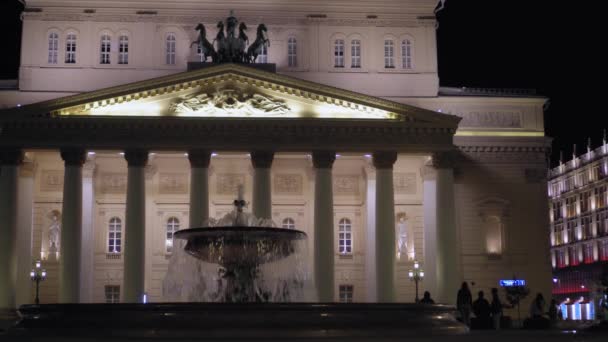 Nádherná starožitnější fasáda v Bolshoi Theater, Moskva. postaven v roce 1776. Noční čas 4k — Stock video