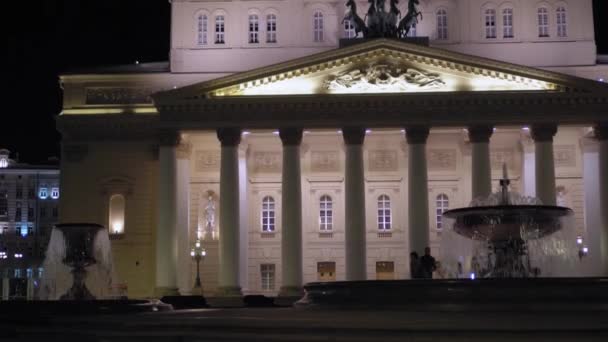 Nádherná starožitnější fasáda v Bolshoi Theater, Moskva. postaven v roce 1776. Noční čas 4k — Stock video