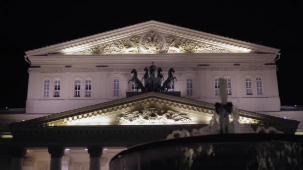 Bolshoi Theater, Moskou. Die is versierd met stucwerk en standbeelden. 4k — Stockvideo