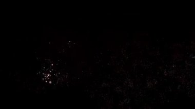 Muhteşem, kırmızı, yeşil ve göz kamaştırıcı havai fişek altın rengi, karanlık gökyüzünde. 4k