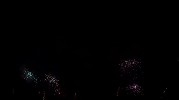 Schleife nahtlos von echtem Feuerwerk in Form roter Herzen. Valentinstag 4k — Stockvideo