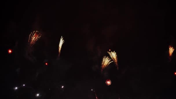 Gyönyörű, csodálatos, piros kék ezüst és arany színű káprázatos tűzijáték. 4k — Stock videók