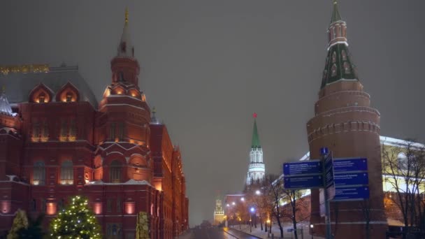 Plaza Roja. Movimiento suave hacia adelante. Reloj del Kremlin con estrella roja. Noche de invierno — Vídeo de stock