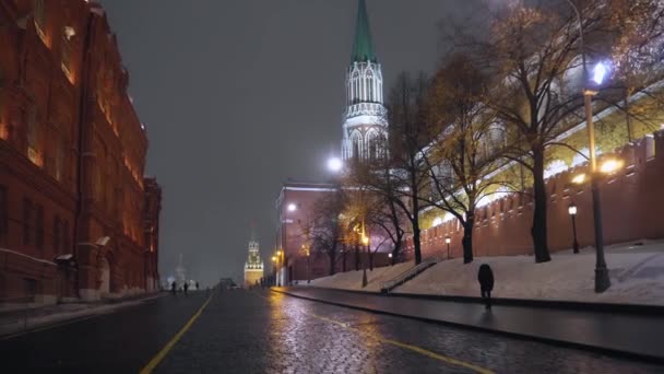 Червоної площі. Плавний рух вперед. Кремлівський годинник з червоною зіркою. Зимова ніч — стокове відео