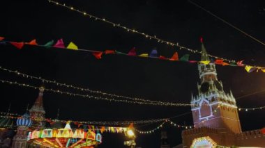 Kırmızı meydanda Noel pazarı. Kar yağışı Xmas süslemeleri Gece zaman Yavaş Hareket