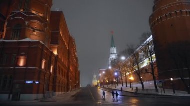 Kızıl Meydan. Düzgün ileri hareket. Kızıl yıldızlı Kremlin saati. Kış gecesi