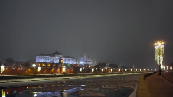 Kremlin wall. Tower with red star on top. Moscow river covered with ice. Winter — Stock Video