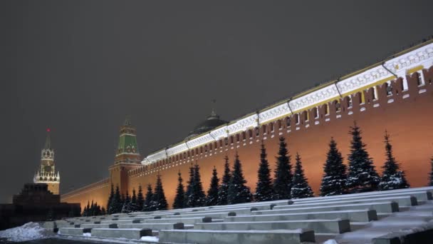 Dinding Kremlin. Menara jam yang terkenal dan bintang merah di atas. Mausoleum Lenin. 4K — Stok Video