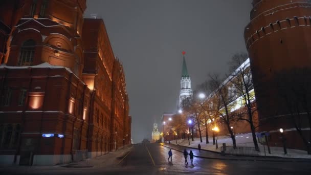Praça Vermelha. Movimento para a frente suave. Relógio Kremlin com estrela vermelha. Noite de Inverno — Vídeo de Stock
