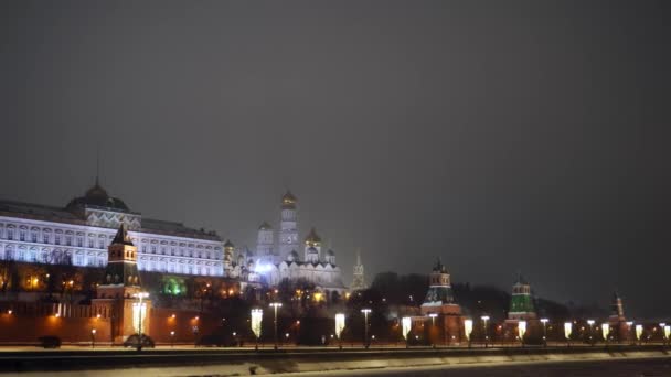 Moscovo. Parede do Kremlin. Torre com estrela vermelha no topo. Fecha a porta. Noite de Inverno. UltraHD — Vídeo de Stock