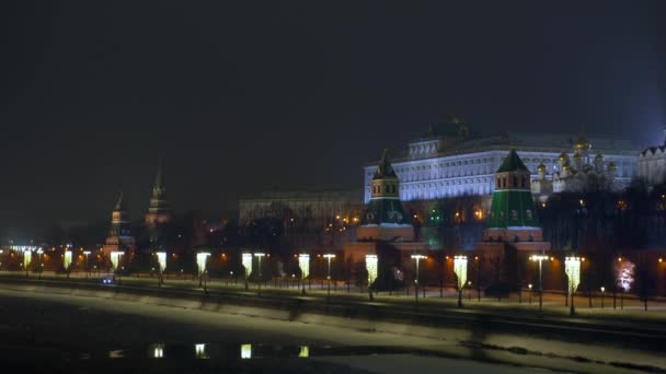 莫斯科河被冰覆盖着。路堤。克里姆林宫墙冬夜4k — 图库视频影像