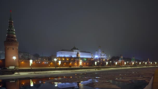 Kremlin wall. Tower with red star on top. Moscow river covered with ice. Winter — Stock Video