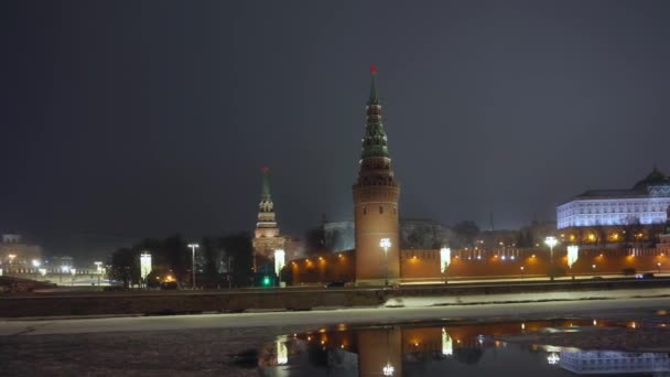 克里姆林宫墙顶部有红星的塔。莫斯科河被冰覆盖。冬天 — 图库视频影像