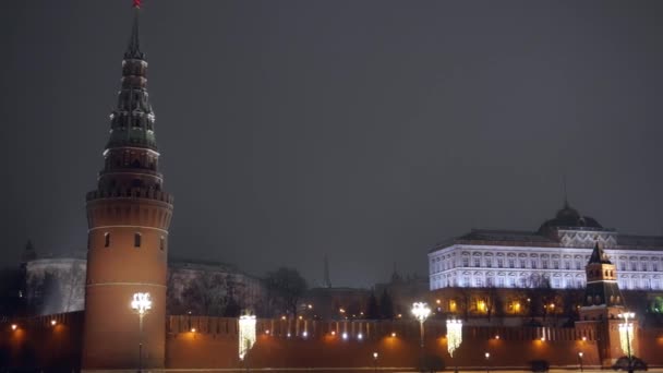 Moscovo. Parede do Kremlin. Torre com estrela vermelha no topo. Fecha a porta. Noite de Inverno. UltraHD — Vídeo de Stock