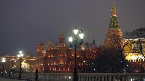 모스크바 의 중심부에 있는 마네즈나야 광장. 건물은 아름답게 조명된다 — 비디오