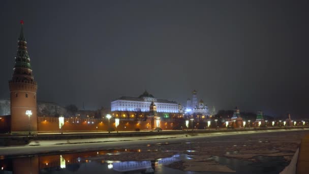 Muralla del Kremlin. Torre con estrella roja en la parte superior. Río Moscú cubierto de hielo. Invierno — Vídeo de stock