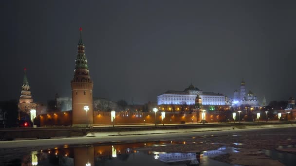 Кремлевская стена Башня с красной звездой сверху. Москва, река покрытая льдом. Зима — стоковое видео