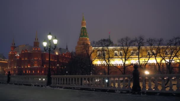 Манежная площадь в центре Москвы. Здания прекрасно освещены — стоковое видео
