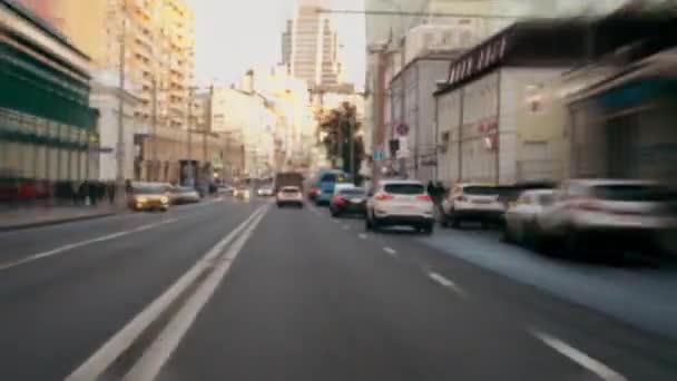 Vista hiperlapsa desde el coche en movimiento. POV. Moscú. Es de día. Increíble arquitectura — Vídeos de Stock