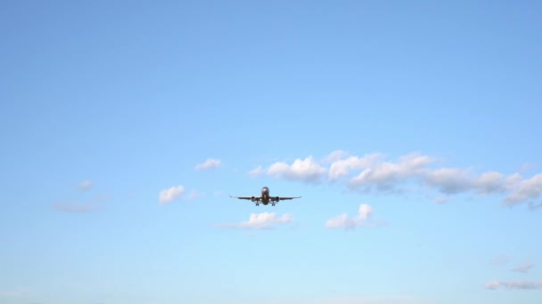 Moderno avión de negocios volando por encima. Estrictamente en el medio del marco. 4K — Vídeo de stock