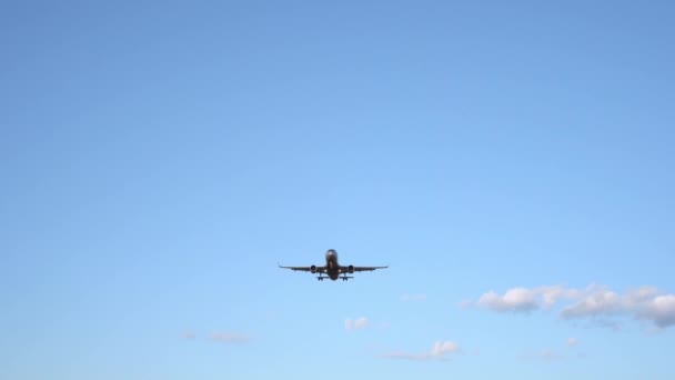 Moderno avión de negocios volando por encima. Estrictamente en el medio del marco. 4K — Vídeo de stock