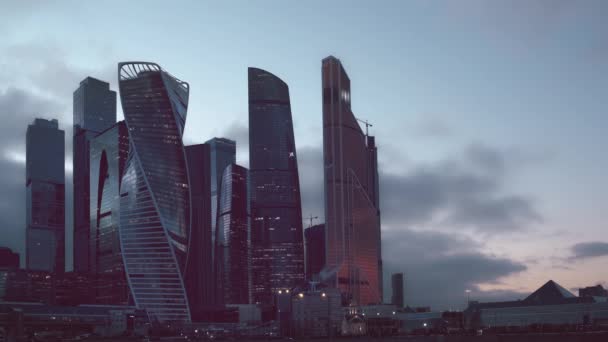 속도 감소입니다. 매일 밤. 금융 지구. 미래의 고층 빌딩들. 과 도 한 저하 — 비디오