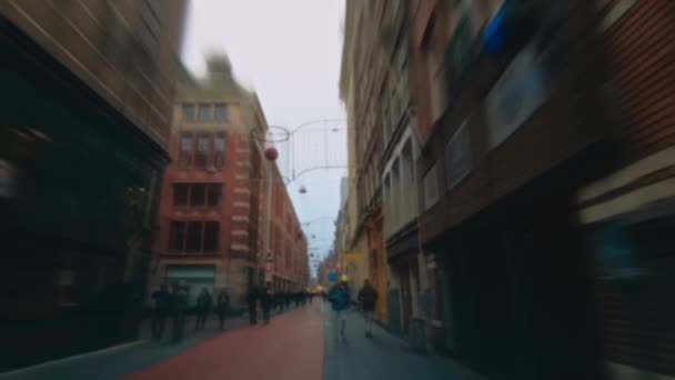 Gedeocaliseerd zicht. Poort van Amsterdam. Wandelende voetgangers, passerende auto 's — Stockvideo