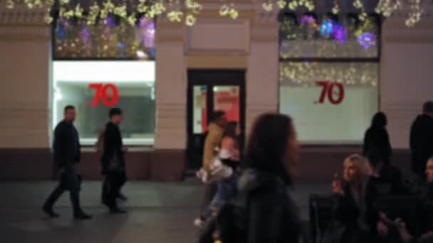 Rua movimentada. Pedestres ambulantes. Banners anunciando a venda. Luzes de Natal — Vídeo de Stock