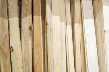 Ahşap, kereste, depoya istiflenmiş inşaat malzemeleri..