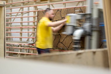 Marangozluk işçisi, marangozluk işçisi tahtaları kesiyor.