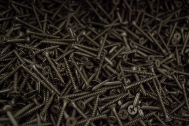 Çok sayıda metal, çelik vidalar. Yakın plan. Arkaplan ve te