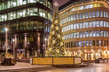 Işıklarla, toplarla, oyuncaklarla süslenmiş Noel ağacı.