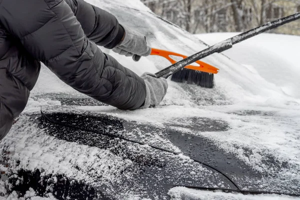 Homem usando escova para remover a neve do carro — Fotografia de Stock