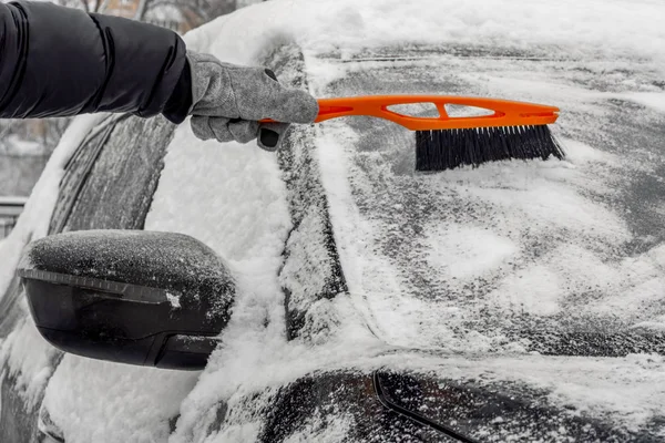 Homem usando escova para remover a neve do carro — Fotografia de Stock