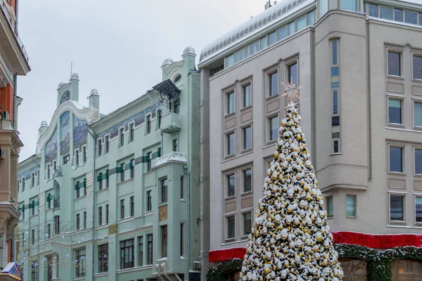 Abeto, árbol de Navidad decorado, cubierto de nieve. Plata y —  Fotos de Stock