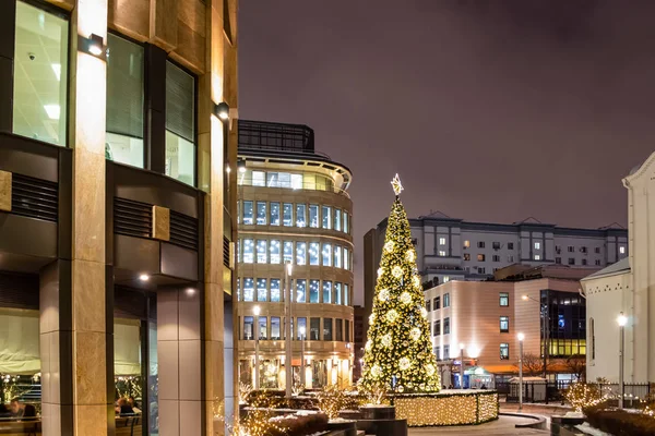 Işıklarla, toplarla, oyuncaklarla süslenmiş Noel ağacı.