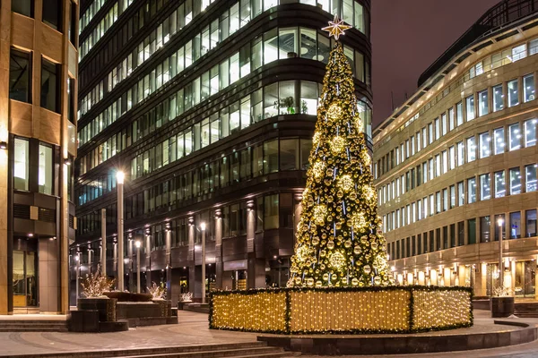 Weihnachtsbaum mit Lichtern, Kugeln, Spielzeug und Stern geschmückt — Stockfoto