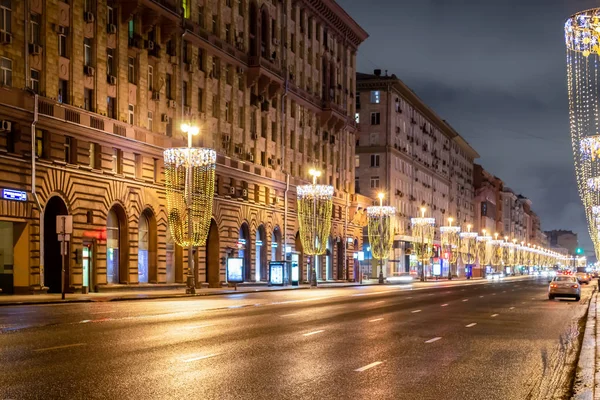 Straße mit Weihnachtsbeleuchtung geschmückt. Rasende Autos. Moskau, wi — Stockfoto