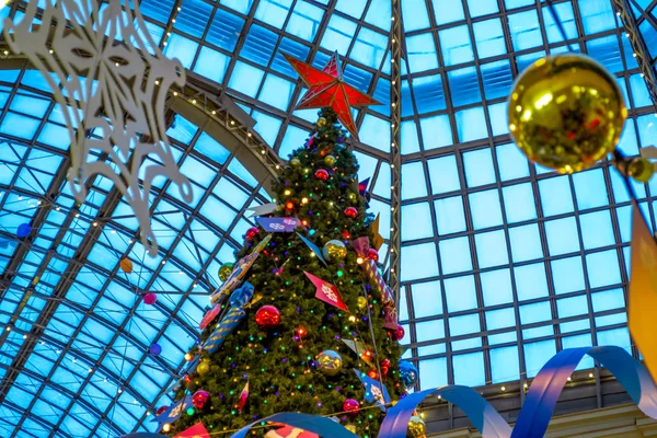 Arbre de Noël est décoré avec des lumières, des boules, des jouets et grand rouge — Photo