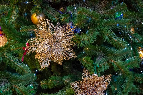 Decorazione dell'albero di Natale. Fiore d'oro, oro, palline blu, bagliore — Foto Stock
