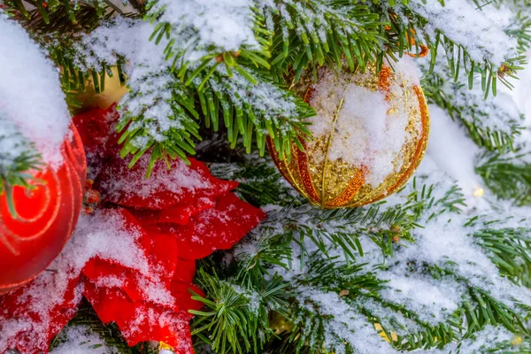크리스마스 트리는 눈으로 덮여 있습니다. Xmas tree toy, balls and garl — 스톡 사진