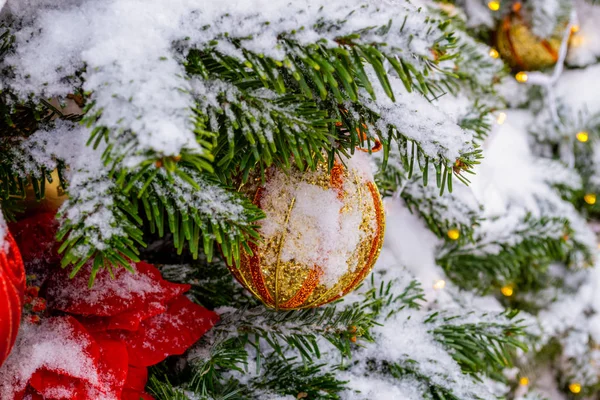 Árvore de Natal coberta de neve. Brinquedos de árvore de Natal, bolas e garl — Fotografia de Stock