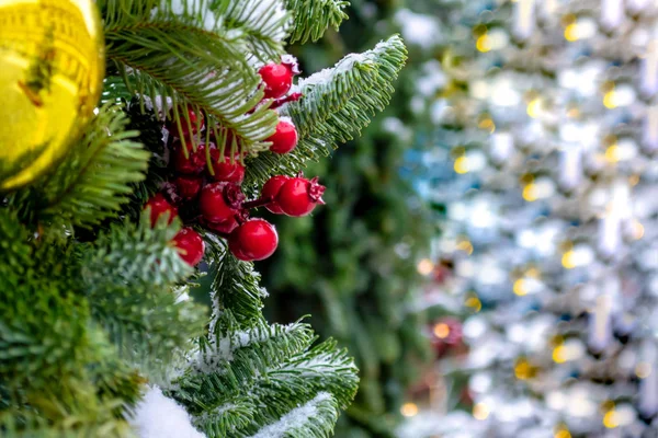 Karácsonyfa hóval borítva. Karácsonyfa játékok, labdák és garl — Stock Fotó