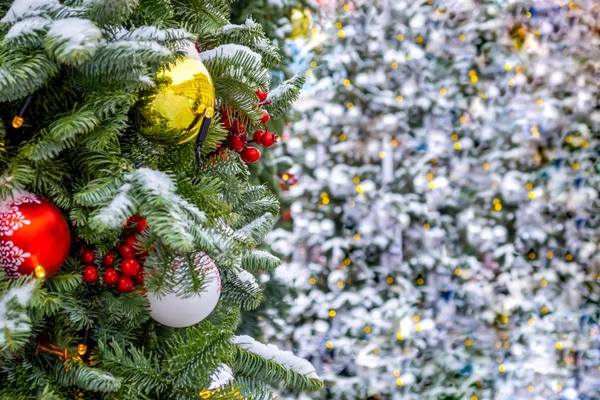 Χριστουγεννιάτικο δέντρο καλυμμένο με χιόνι. Παιχνίδια χριστουγεννιάτικων δέντρων, μπάλες και γιρλάντες — Φωτογραφία Αρχείου