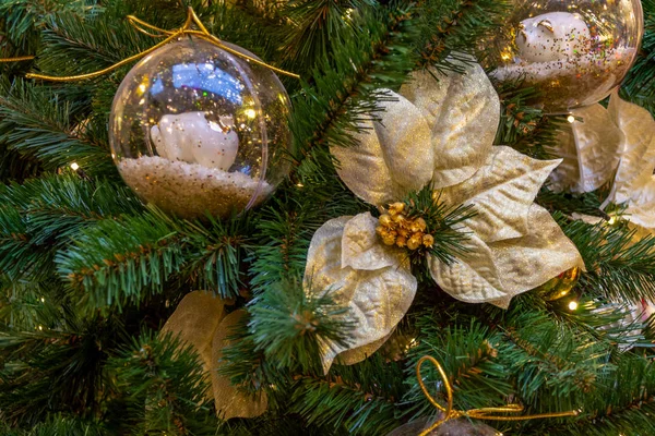 Decorações de Natal. Uma flor de ouro pendura em um galho. Close-up — Fotografia de Stock