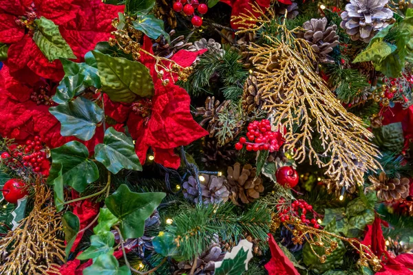 Collage van bloemen, bessen, appels, kegels, bloemenslingers, Kerstmis — Stockfoto