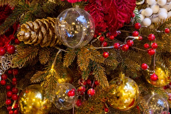 원문 기사보기 크리스마스 장난감, 가문비나무 가지, 열매, 원추체등 이 있다. C — 스톡 사진